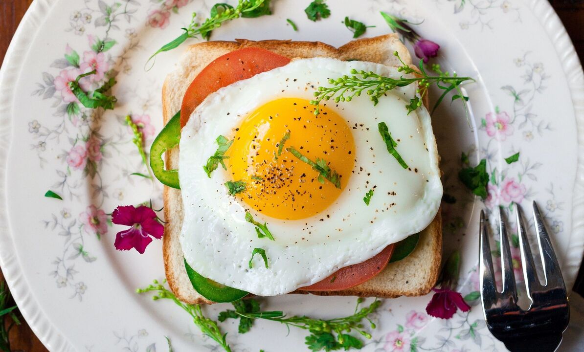 sandwich aux œufs brouillés sur un régime protéiné