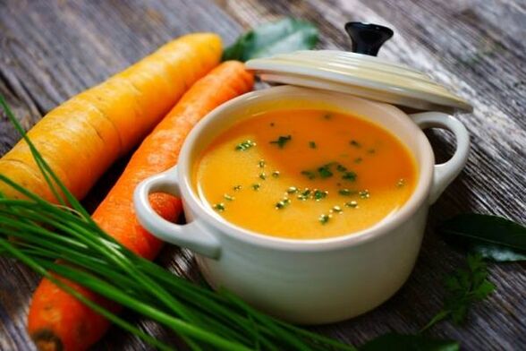 Purée de soupe de pommes de terre et de carottes au menu d'un régime doux pour la gastrite