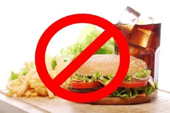 Si vous souffrez de gastrite, la restauration rapide et les boissons gazeuses sont interdites